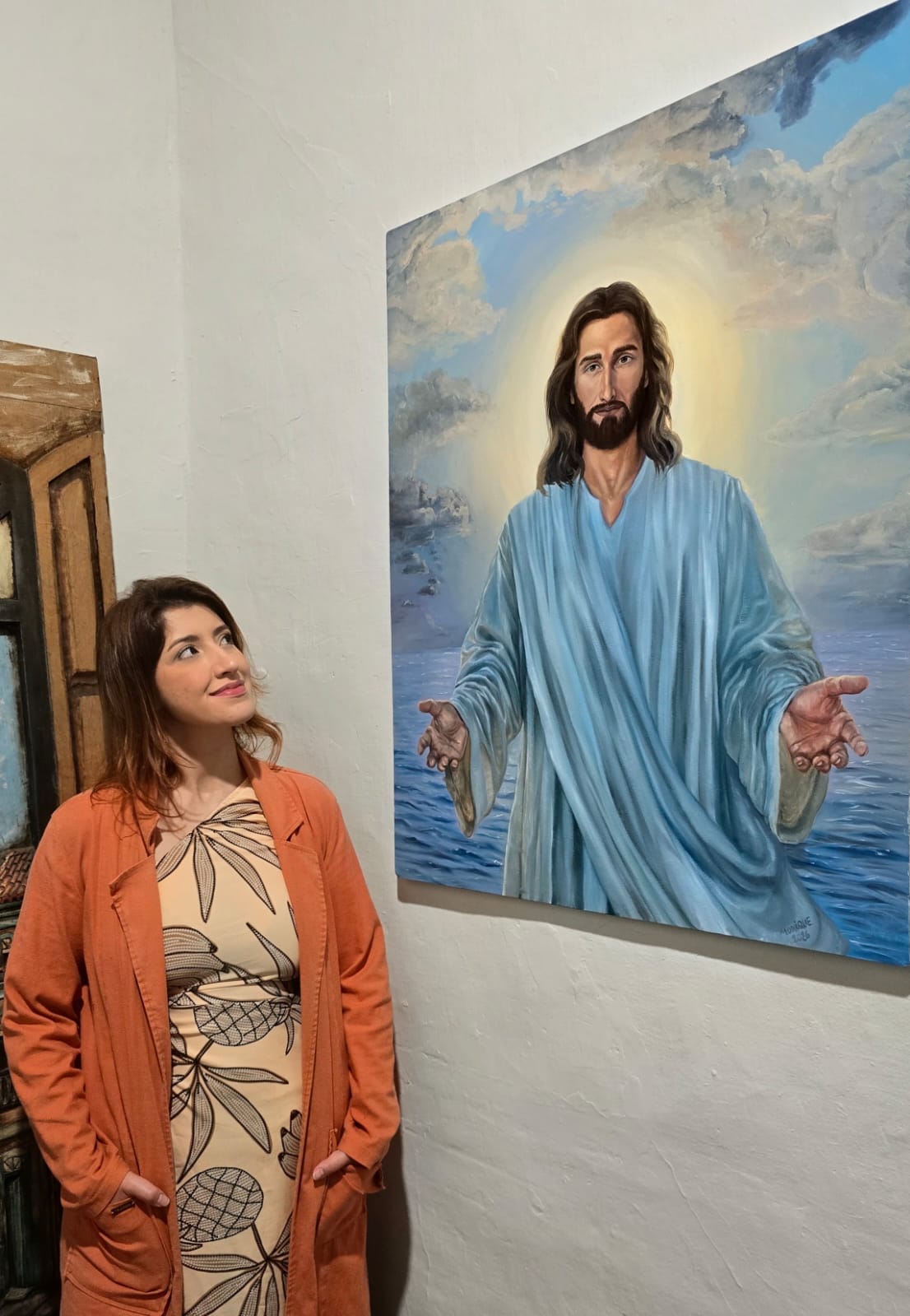 Dra. Monique ao lado da sua pintura "A Caminho da Luz"